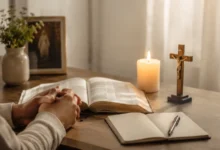 Bíblia, crucifixo e caderno preparados para um exame de consciência