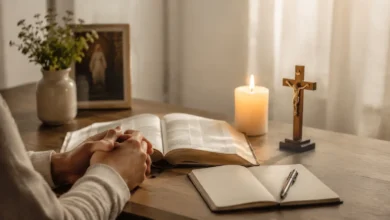Bíblia, crucifixo e caderno preparados para um exame de consciência
