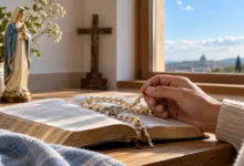 por que repetir Ave-Maria Mão segurando um rosário sobre uma Bíblia aberta diante de uma cruz